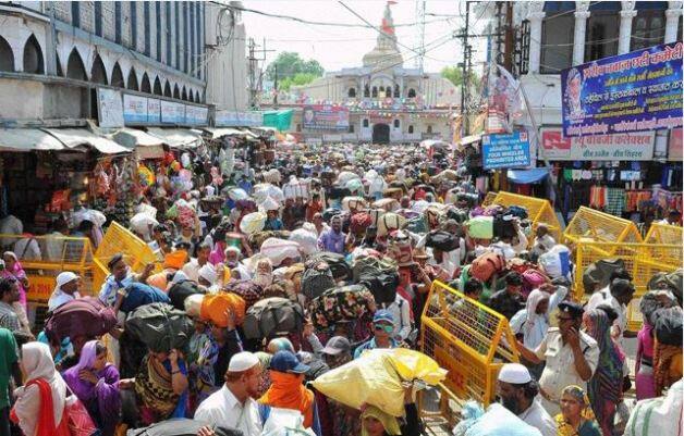 इसबीच, मेला क्षेत्र में उखड़े तम्बूओं से लोगों को निकालने और तम्बूओं का मलबा हटाने का राहत कार्य तेजी से किया जा रहा है, जबकि बारिश की वजह से मेला क्षेत्र में भारी कीचड़ से राहत कार्यो के संचालन में परेशानी हो रही है.