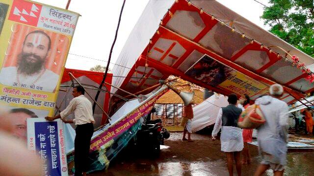 एक प्रत्यक्षदर्शी के मुताबिक तेज आंधी से मेला क्षेत्र में लगे कई पंडालों और शिविरों के भव्य प्रवेश द्वार भी गिर गये.
