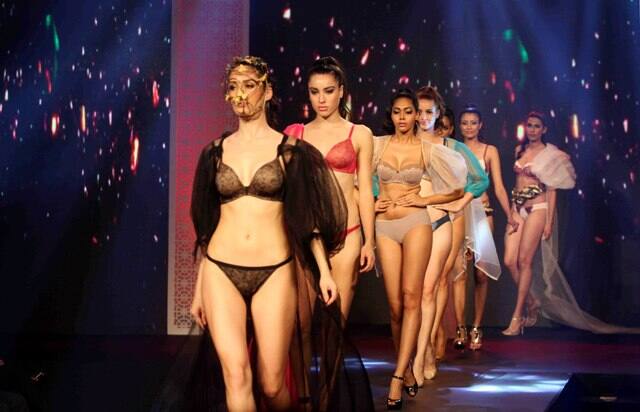 Triumph के न्यू कलेक्शन के लॉन्चिंग के मौके पर मॉडल्स ने लगाया हॉटनेस का तड़का.