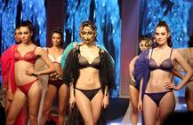 Triumph के रैंप पर मॉडल्स ने लगाया बोल्डनेस का तड़का!