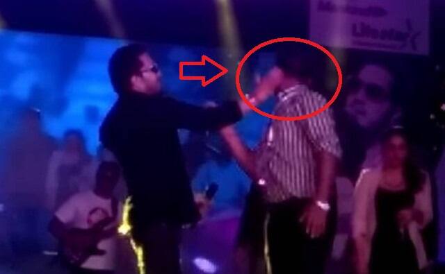 आपको बता दें कि कोर्ट एक डॉक्टर की शिकायत पर सुनवाई कर रही है. डॉक्टर का आरोप है कि यहां इंदरपुरी इलाके में अप्रैल 2015 में एक लाइव संगीत कॉन्सर्ट के दौरान गायक ने उन्हें चांटा मारा था.