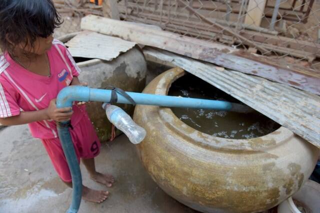 आपको बता दें कि कंबोडिया में इस वक्त करीब 25 लाख लोग जलसंकट से जूझ रहे हैं. नेशनल सेंटर फॉर डिजास्टर मैनेजमेंट के उपाध्यक्ष निम वांडा ने गुरुवार को यह बात कही.