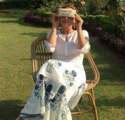 यूलिया ने जो तस्वीर शेयर की है उसमें वह मुजफ्फरनगर की 'सुल्तान' के सेट पर नजर आ रही हैं. यानी सलमान और यूलिया की लोकेशन सेम है और अगर यूलिया के सामने सलमान लव फिंगर में रिंग पहने हुए नजर आएंगे तो अफवाह तो उड़ेगी ही.