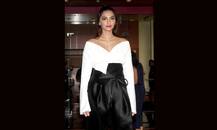 सोनम की ये ड्रेस साबित करती है कि वे बॉलीवुड की फैशन क्वीन हैं!