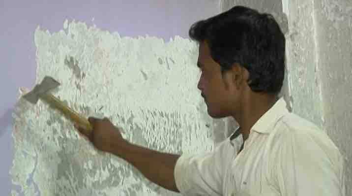 मराठवाड़ा में रहने वाले बलीराम के पास 14 एकड़ की खेती है लेकिन पानी की मार ऐसी है कि सबकुछ होने के बाद भी बलीराम के बाद कुछ नहीं है. वो किसान मुंबई में दिहाड़ी मजदूर बनकर काम कर रहा है. बलीराम को करीब 400 रुपए मजदूरी मिलती है.
