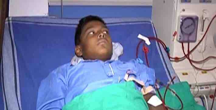 मराठवाड़ा के लातूर शहर में सूखे की वजह से लोगों की किडनी तक फेल हो गई है ऐसी ही कहानी 15 साल के पवन की है. पवन को कोई मामूली बीमारी नहीं है. नौंवी क्लास में पढ़ने वाले पवन की दोनों किडनियों ने काम करना बंद कर दिया है और वो पिछले 3 महीने से डायलसिस पर है. डॉक्टरों का कहना है कि कम पानी पीने की वजह से पवन की किडनी में पथरी हो गई थी.