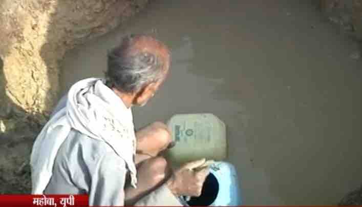 सूखा की वजह से गांवों में कोई काम भी नहीं है. काम की तलाश में कोई हरियाणा गया तो कोई गुजरात. बांदा के नीबी गांव में श्रीकृष्ण और उनकी पत्नी अब घर में अकेले रहते हैं, घर बनाने के लिए कर्ज लिया था और अब उस कर्ज को चुकाने में परिवार ही बिखर गया. दो बेटे हैं पर दोनों लोहे की फैक्ट्री में काम करने के लिए रायगढ़ चले गए हैं.