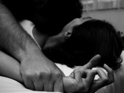 पति पर पत्नी का बलात्कार कराने और अश्लील वीडियो बनाने का आरोप