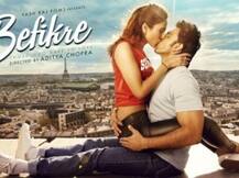 POSTER: 'बेफिक्रे' रनवीर ने खुलेआम वाणी को किया लिप KISS!