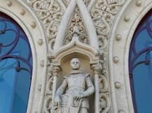 OMG! सेल्फी के चक्कर में जब इस लड़के ने तोड़ दी 126 साल पुरानी मूर्ति!