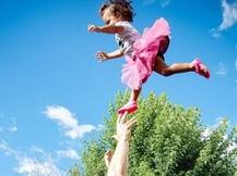 सावधान! बच्चे को हवा में उछालने के हो सकते हैं कई नुकसान