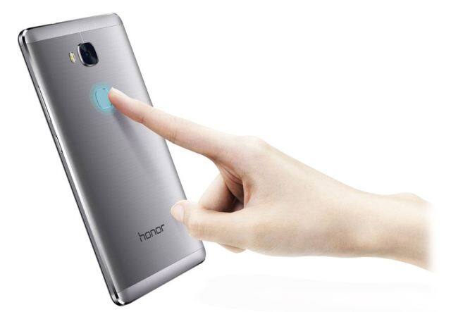Honor 5X में फिंगरप्रिंट सेंसर भी दिया है जो न केवल फोन को अनलॉक करने में सहायक है बल्कि ये फोन में रखे फाइल और एप्लिकेशन को भी सुरक्षित रखता है.