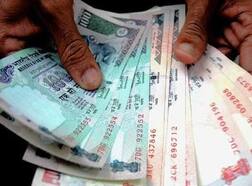 जम्मू-कश्मीर : कैश की कमी के बीच बंदूकधारियों ने बैंक से लूटे 10 लाख के नए नोट