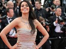 कान्स: ऑफ शोल्डर गाउन में रेड कार्पेट पर बिखरा मल्लिका का हुस्न