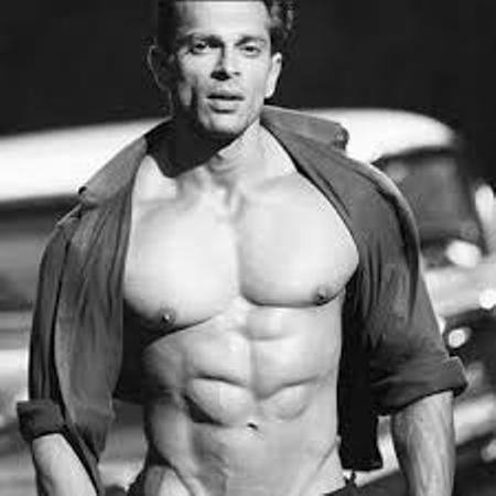 करण सिंह ग्रोवर की बॉडी तो उनके बॉलीवुड में आने के पहले से ही दर्शकों के बीच काफी पॉपुलर है.