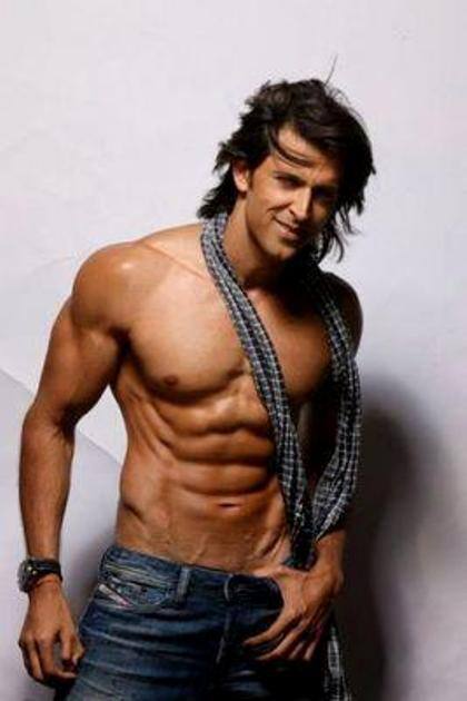 रितिक रोशन की बॉडी बॉलीवुड में शुरु से ही चर्चा का विषय रही है. बॉलीवुड सुपरस्टार रितिक रोशन अपनी बॉडी को मेंटेन करने के लिए अच्छा खासा पसीना बहाते हैं.