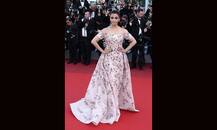 कांस के रेड कारपेट पर Oops moment का शिकार हुईं एश्वर्या!