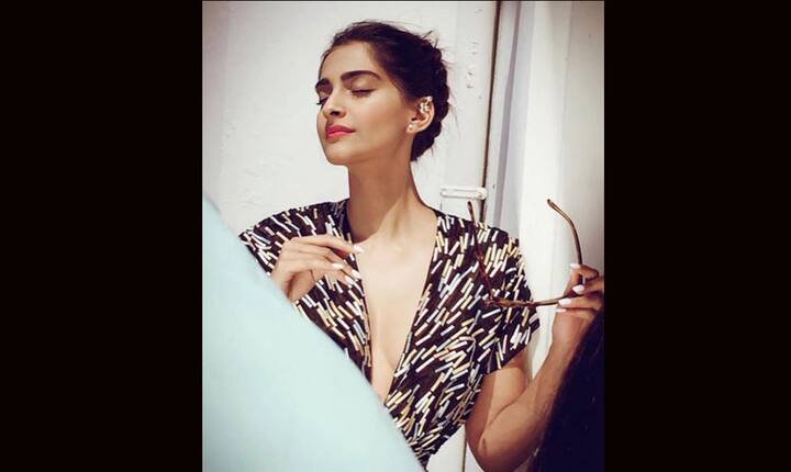 वैसे इस ड्रेस में सोनम पूरे रौ में लग रही हैं.