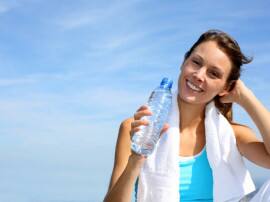 Glass Or Plastic Which Bottles Should You Choose For Drinking Water बोतल या गिलास में पानी पीने से पहले ये खबर पढ़ लें!