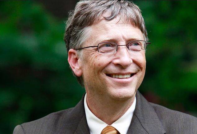 अमेरिका की माइक्रोसॉफ्ट कंपनी के को फाउंडर Bill Gates दुनिया के सबसे अमीर व्यक्ति हैं. 75 अरब का सालाना मुनाफा कमाने वाली इस कंपनी के मालिक Bill Gates पिछले कुछ सालों से अमीरों की लिस्ट में पहले स्थान पर बने हुए हैं.