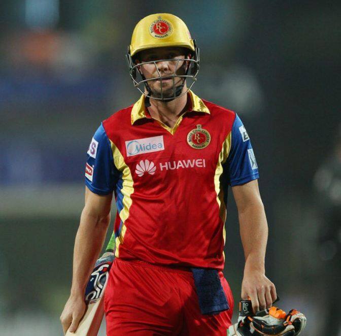  इस सीज़न IPL में दूसरे स्थान पर रॉयल चैलेंजर्स बैंगलोर के ही एबी डिविलियर्स का जादू कायम है. डिविलियर्स ने अब तक इस सीज़न में 12 मैचों में 5 अर्ध शतक, 51 चौके और 32 छक्कों की मदद से 597 रन बटोरे हैं. इस IPL उनका बेस्ट स्कोर 129 नाबाद रहा है. 