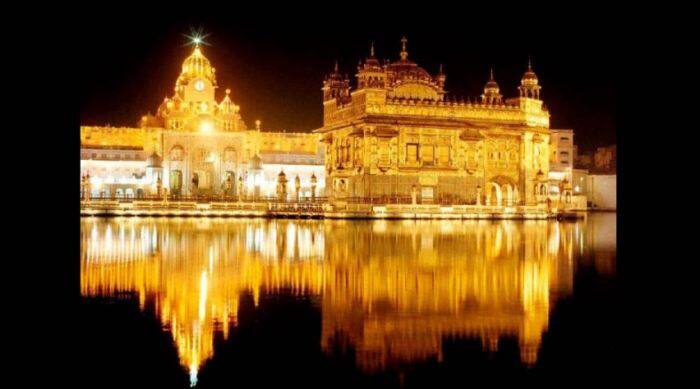 रोशनी में सराबोर स्वर्ण मंदिर.