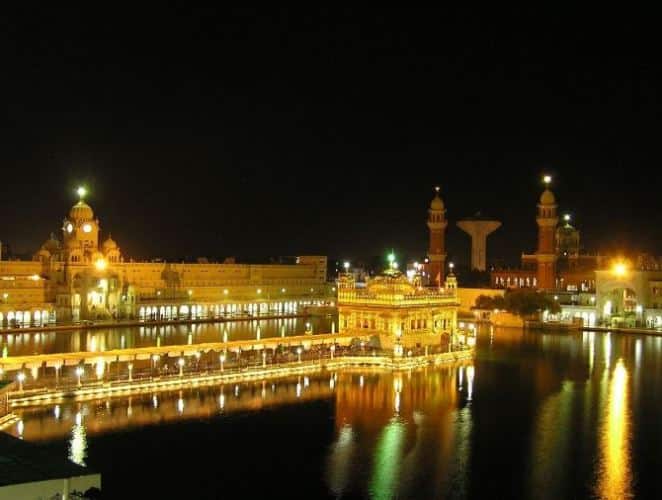 रात के अंधेरे में चमकता स्वर्ण मंदिर.