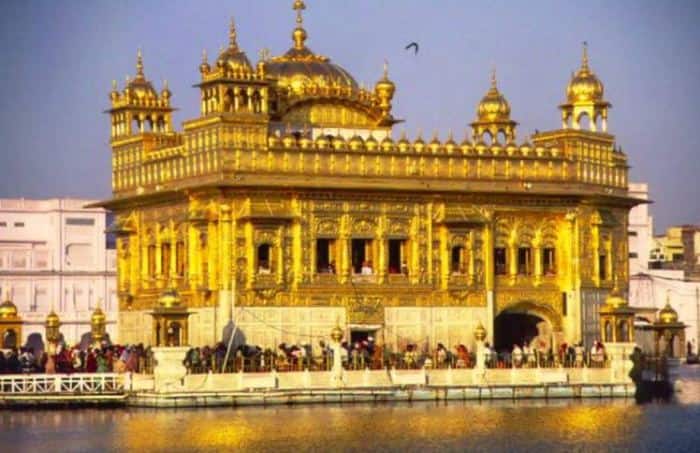 सूरज की रोशनी में चमकता सवर्ण मंदिर