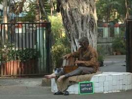 Bollywood WATCH: फटे-पुराने कपड़े पहन घंटों गाते रहे सोनू निगम, कोई पहचान नहीं पाया