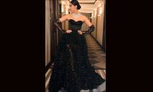 ट्रांसपेरेंट ब्लैक ड्रेस में कांस के रेड कार्पेट पर सोनम ने की चहलकदमी