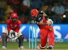 जीत के बाद टीम को डिनर कराने पहुंचे विराट, खूबसूरत अभिनेत्री रही साथ