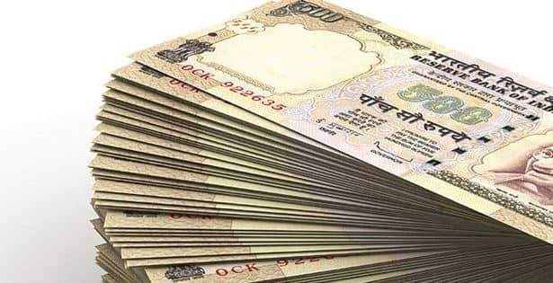 police arrest two man 500 and thousand notes यहां बरामद हुआ बैन किए गए 500 और 1000 रुपए के नोटों का जखीरा