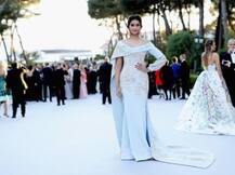 amfAR गाला में राल्फ एंड रूसो का खूबसूरत गाउन पहुंचकर पहुंचीं सोनम