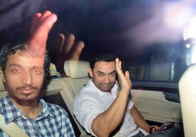 आमिर खान शाहरुख के बेटे अबराम के लिए खिलौने लेकर पार्टी में मौजूद हुए.