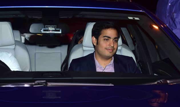 बिज़नेस मैन मुकेश अंबानी के बेटे आकाश अंबानी भी इस पार्टी का हिस्सा बने 