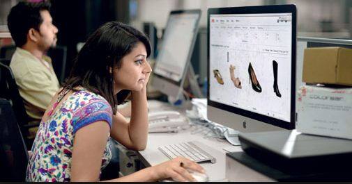 Offline stores may give same discount as online stores on smart phones, electronics items फेस्टिवल सीजन में स्मार्टफोन और इलेक्ट्रॉनिक्स ब्रांड ऑफलाइन में भी देंगे ऑनलाइन जैसी छूट? जानने के लिए पढ़ें