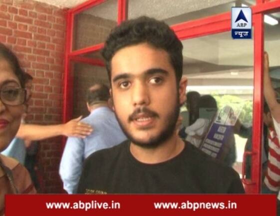 नोएडा के रक्षित मलिक ने भी ये साबित कर दिया कि अगर इरादे पक्के हों तो कोई भी मंजिल मुश्किल नहीं है. नोएडा के एमिटी इंटरनेशलन स्कूल में पढ़ने वाले रक्षित ठीक से देख नहीं सकते. लेकिन अपनी लगन और मेहनत से रक्षित ने सीबीएसई में दिव्यांग श्रेणी के छात्रों में तीसरा स्थान हासिल किया है. रक्षित ने 97.4 % अंक हासिल किए हैं. स्कूल की प्रिंसिपल का कहना है कि उन्हें पहले से ही उम्मीद थी कि रक्षित टॉप करेगा. रक्षित का कहना है कि न ही उसने एक्सट्रा क्लासेस किए और न कोई कोचिंग. अब रक्षित की कामयाबी पर हर कोई उन्हें बधाई दे रहा है.