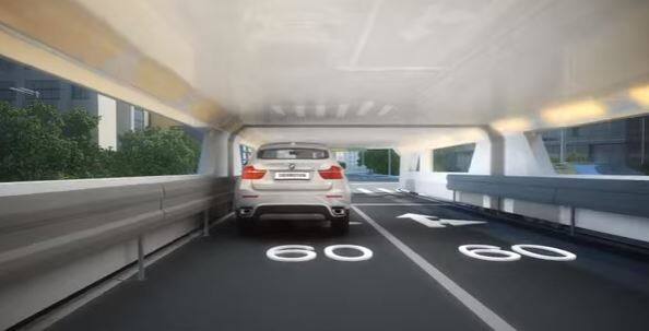 इस मॉडल को इस तरह से डिजाइन किया गया है कि ये बस सड़कों पर चलने वाली गाड़ियों के ऊपर से गुजरेगी. 