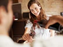 आखिर पुरुष क्यों चाहते हैं कि डेटिंग की पहल महिला ही करें