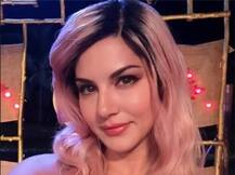 सनी लियोनी ने बदला लुक, क्या देखा आपने?