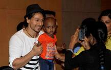 IN PICS: कैंसर पीडित बच्चों के बीच हंसते-मुस्कुराते दिखे टाइगर श्रॉफ!