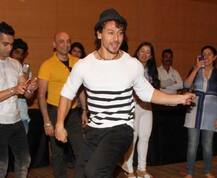 IN PICS: कैंसर पीडित बच्चों के बीच हंसते-मुस्कुराते दिखे टाइगर श्रॉफ!