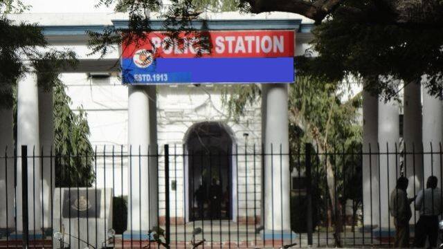 हालांकि पुलिस वेरिफिकेशन के दौरान रिश्वत जैसी शिकायतें अब भी मिल रही हैं. फिर भी किसी भी परेशानी की सूरत में आप twitter, email के जरिए अपने पासपोर्ट सेवा केन्द्र से सम्पर्क कर सकते है शिकायत कर सकते हैं. आगे की स्लाइड में जानें स्टेप-बाइ-स्टेप क्या है इसका प्रोसेस?