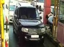 डकैत ने दिखाई दबंगई, टोल नाका कर्मचारियों को मुर्गा बनाया