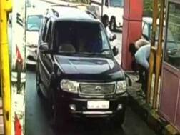 डकैत ने दिखाई दबंगई, टोल नाका कर्मचारियों को मुर्गा बनाया