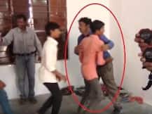 इस आदमी ने एक मिनट में कई लोगों को लगाया गले!