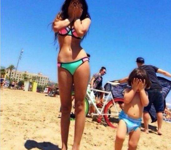 बीच पर पोज देते अपनी बहन सुहाना के साथ AbRam के ये तस्वीरे सोशल मीडिया पर काफी वायरल हो रही हैं.