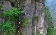 IN PICS: जान हथेली पर रखकर स्कूल जाते हैं ये चीनी बच्चे!