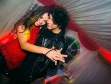 'मिस्ट्री गर्ल' की बाहों में झूमते नजर आए शाहरुख के बेटे आर्यन, VIRAL हुई तस्वीरें!