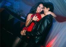 'मिस्ट्री गर्ल' की बाहों में झूमते नजर आए शाहरुख के बेटे आर्यन, VIRAL हुई तस्वीरें!